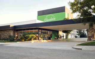entryway to Glendale Express hotel from the street
