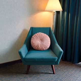 blue chair with a pink circle pillow